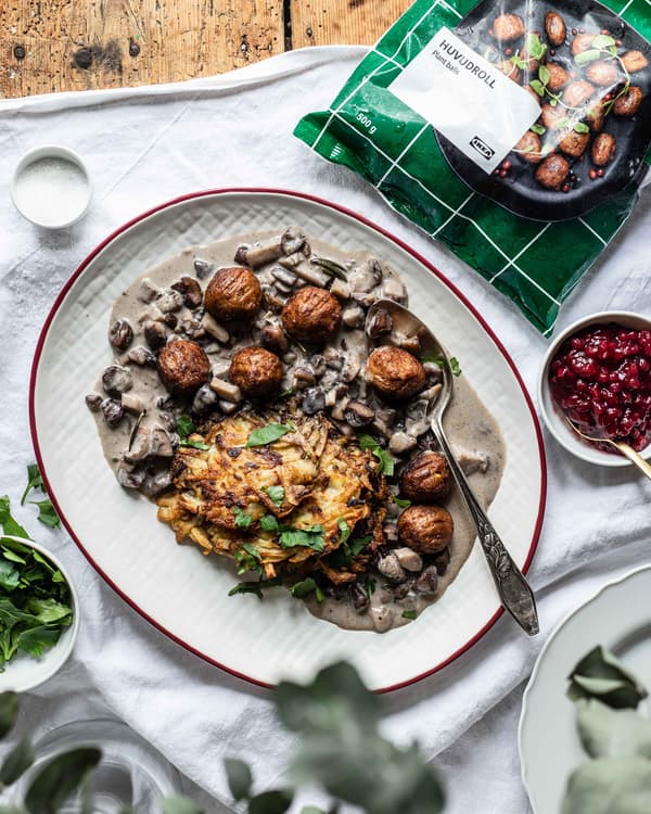 Eine Portion Plantbullar mit Pilz-Maronen-Ragout auf einer Servierplatte.
