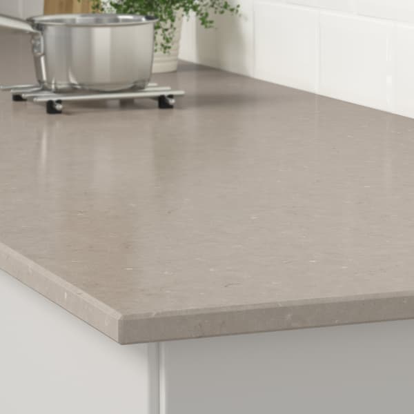 Eine Quarzkomposit Arbeitsplatte in marmoriertem Beige.