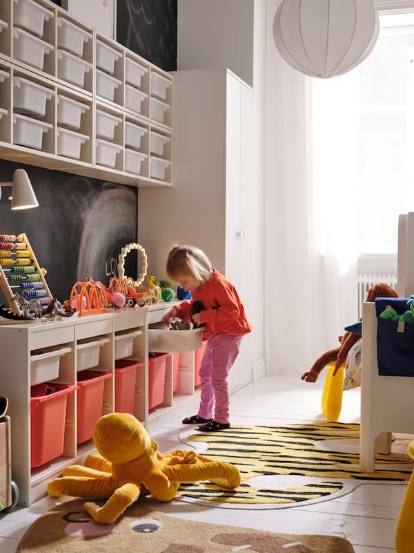 Eine Schrankwand aus TROFAST Regalen im Kinderzimmer.