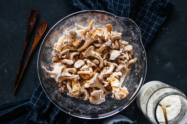 Eine Schüssel mit mehlierten Pfifferlingen für das Rezept Plantbullar in Pfifferling-Rahm-Sauce.