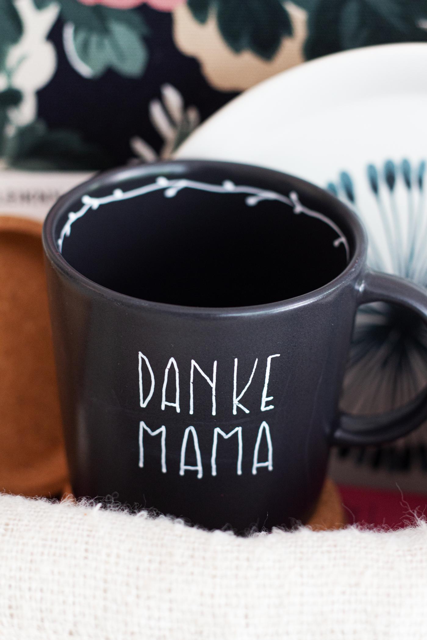 Eine schwarze Tasse mit der Aufschrift "Danke Mama".