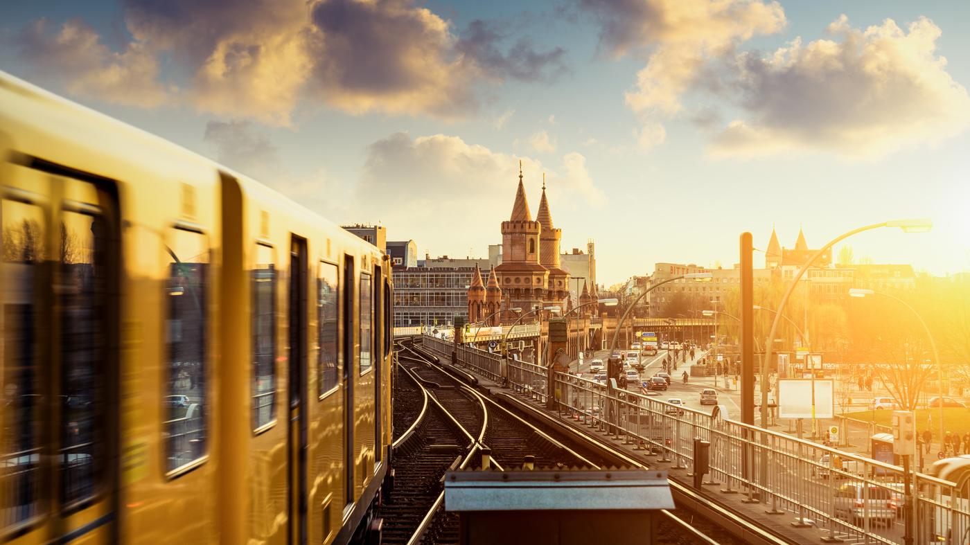 Eine Stadt wird von der Sonne beschienen - das Foto steht für den Einzug von IKEA in die Innenstädte.