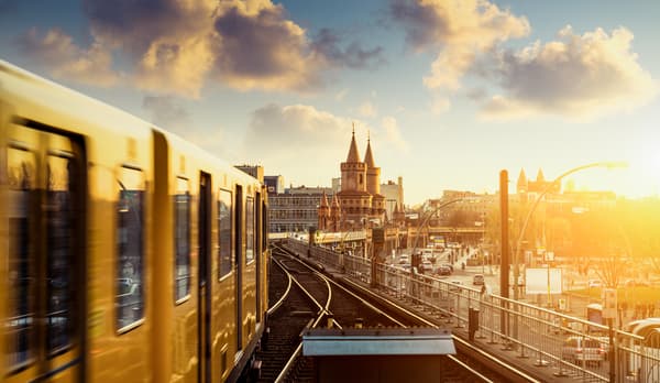 Eine Stadt wird von der Sonne beschienen - das Foto steht für den Einzug von IKEA in die Innenstädte.