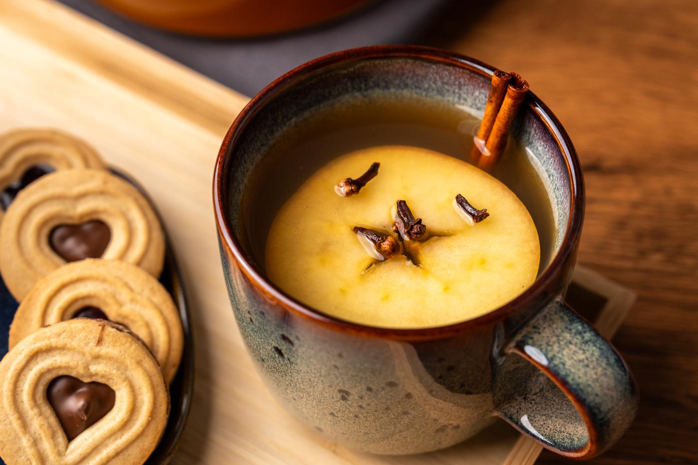 Eine Tasse mit Keksen auf einem Tisch präsentiert.