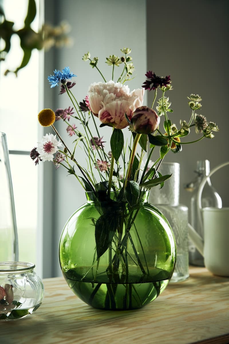 Eine Vase mit Blumen.