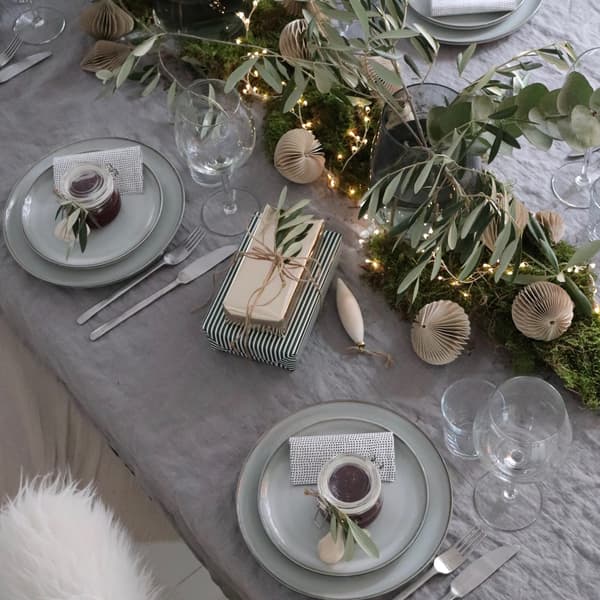 Eine weihnachtliche Tafel mit Weihnachtsdeko aus Naturmaterialien.