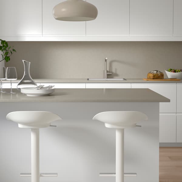 eine weiße IKEA Küchenlösung mit weißen IKEA Barhockern