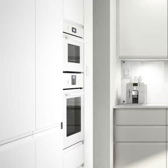 Eine weiße Küche verfügt über einen praktischen Hochschrank, in dem ein Backofen und eine Mikrowelle eingebaut sind.