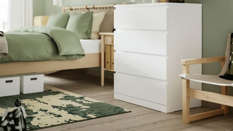 Eine weisse MALM-Kommode mit 4 Schubladen im Schlafzimmer.