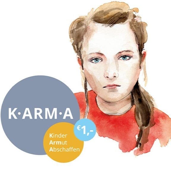 Eine Zeichnung einer Person in einem roten Shirt und davor sieht man das KARMA Logo mit Erklärung