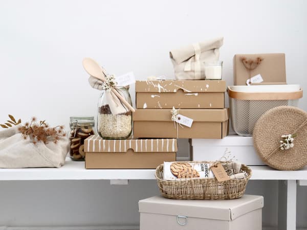 Eine zusammenstellung verschiedener Geschenkideen, unterschiedlich verpackt in naturellen Tönen. 
