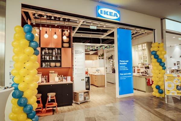 Eingang IKEA Planungsstudio Vöcklabruck am Eröffnungstag mit Luftballons