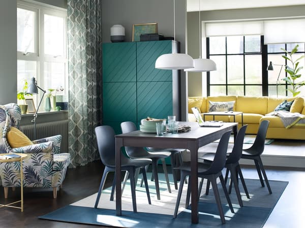 다크브라운 EKEDALEN/에케달렌 확장형 테이블과 ODGER/오드게르 의자 6개로 꾸민 다이닝룸이에요. 그 뒤로는 옐로우 소파도 있어요. 