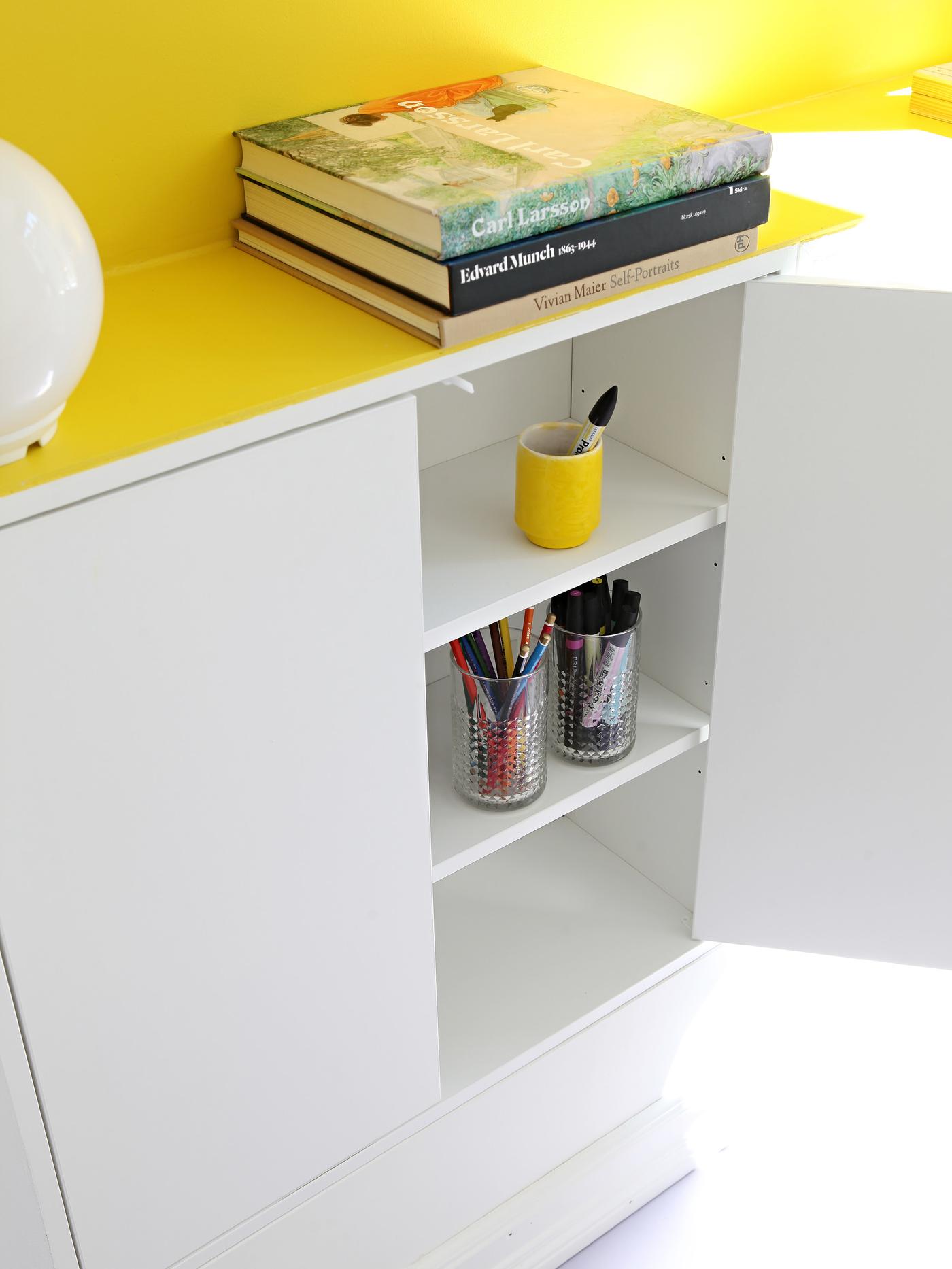 EKET skap med to hyller og en åpen dør.