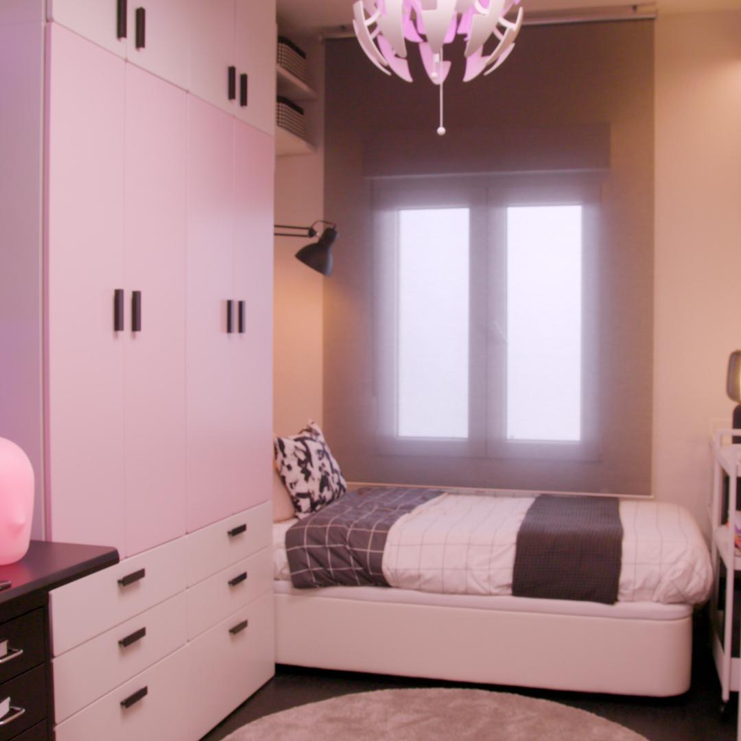 El dormitorio de Amanda transformado con la cama en su nueva posición, un nuevo armario y estanterías para organizar todas sus cosas.