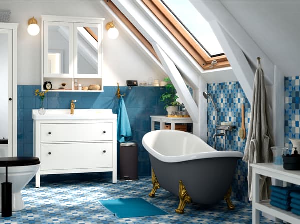 El lavabo IKEA HEMNES/RÄTTVIKEN y el grifo para lavabo HAMNSKÄR crean un ambiente limpio y hermoso en tu baño.  