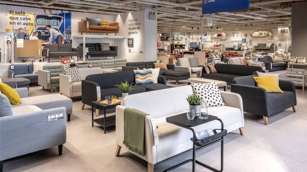El showroom de IKEA en la sección de los sofás y sofás cama.