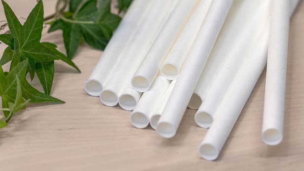 Eldobható IKEA fa villa és kés hever egy fa padon.