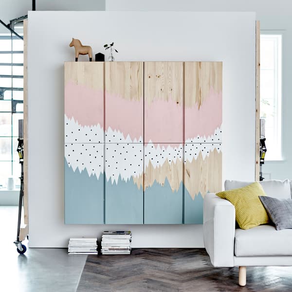Éléments IVAR sur lesquels a été peinte une fresque en bleu, blanc et rose.