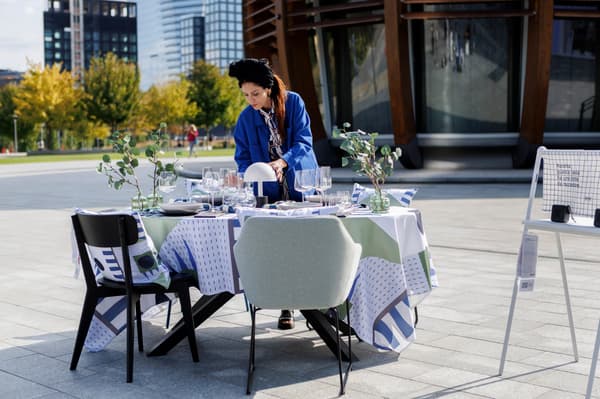 Elena Salmistraro all'installazione in Piazza Gae Aulenti