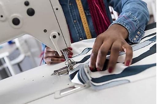 Ellas lo bordan - Dyna sewing on her machine