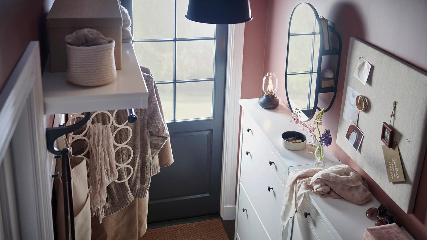 Előszoba két fehér HEMNES cipősszekrénnyel, TJUSIG akasztóval és LINDBYN tárolós tükörrel.