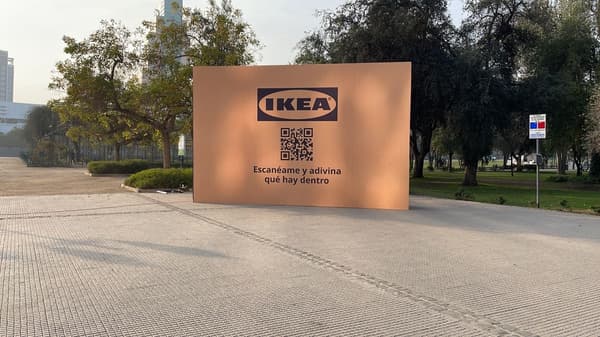 Empaque plano de IKEA con un QR. Se ubica en el parque araucano en la comuna de Las Condes.