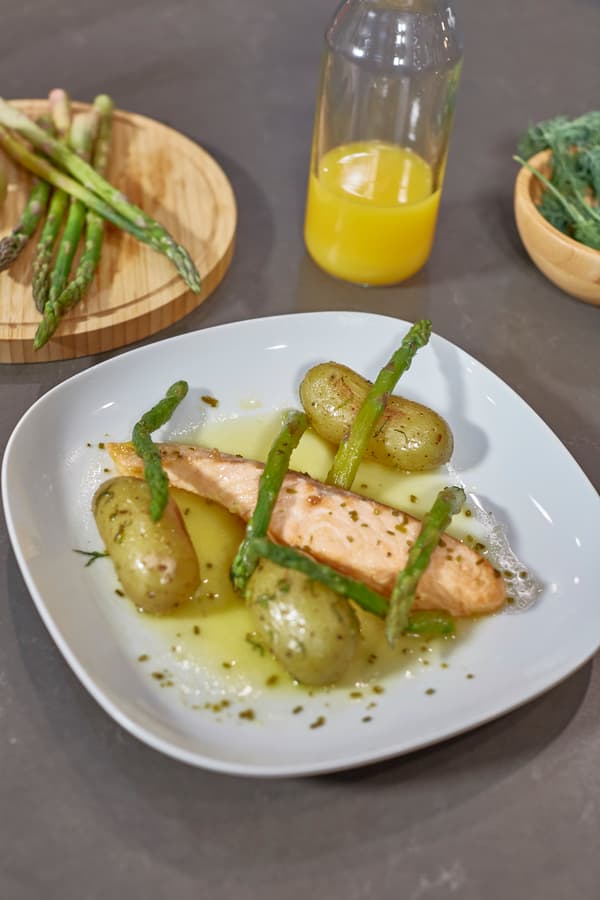 empratar o salmón en salsa de laranxa