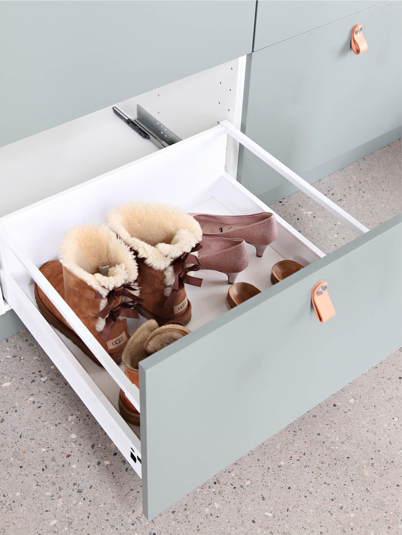 En åpen skuff med vintersko.