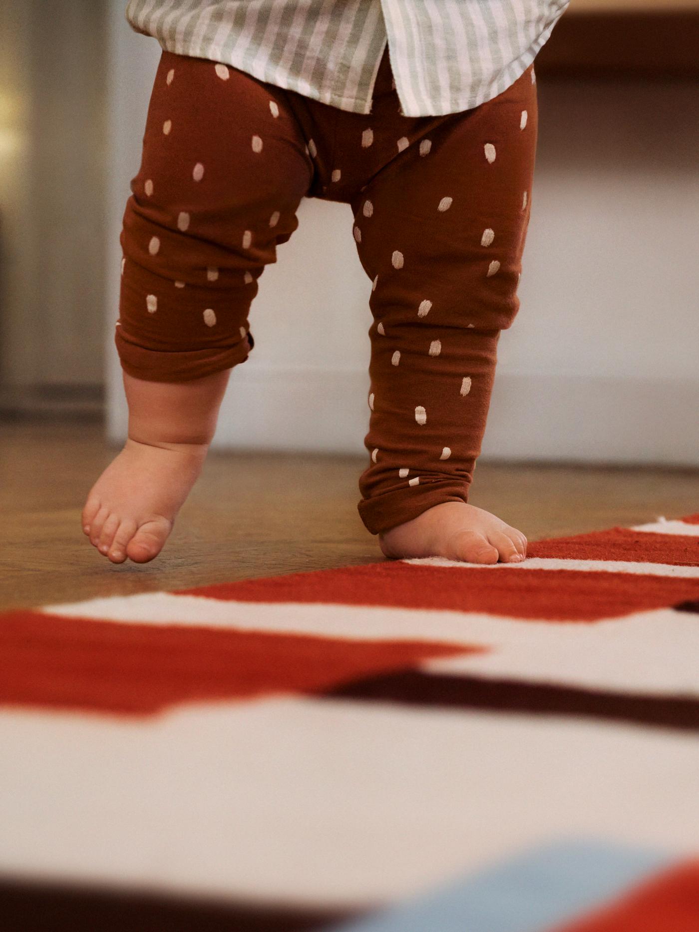 En bebis första stapplande steg.