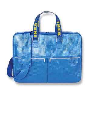 En blå arbejdscomputertaske lavet af blå FRAKTA indkøbsposer ses på en hvid baggrund.