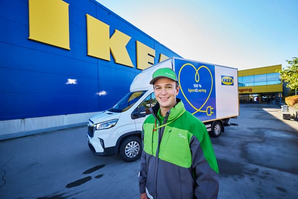En Bring-sjafør står foran IKEA Slependen og en elektrisk varebil