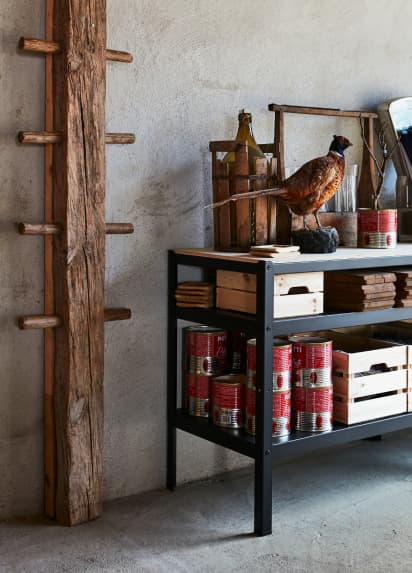 En BROR hylle med oppbevaring av diverse matvarer og kjøkkenutstyr.