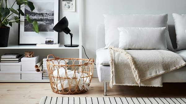 En del av ett vardagsrum med soffa och förvaring