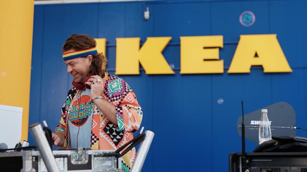 En dj står og spiller musik ude foran IKEA København ved åbningen af varehuset.