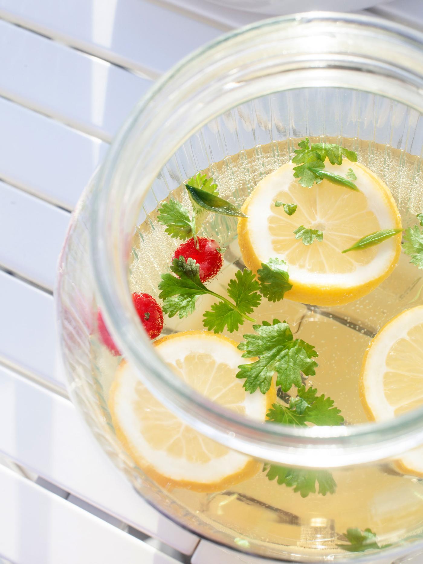 En drikkedispenser med citronvand i.