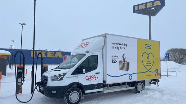 En elbil står framför ett IKEA varuhus.