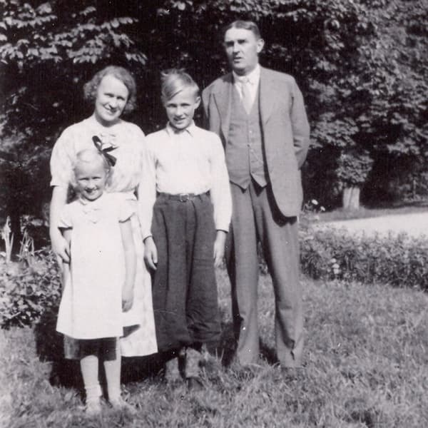 En familjefoto på familjen Kamprad i svart och vitt.