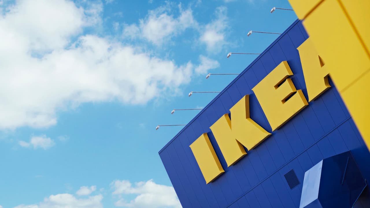 En fasad på ett IKEA-varuhus med IKEA i gula bokstäver.  