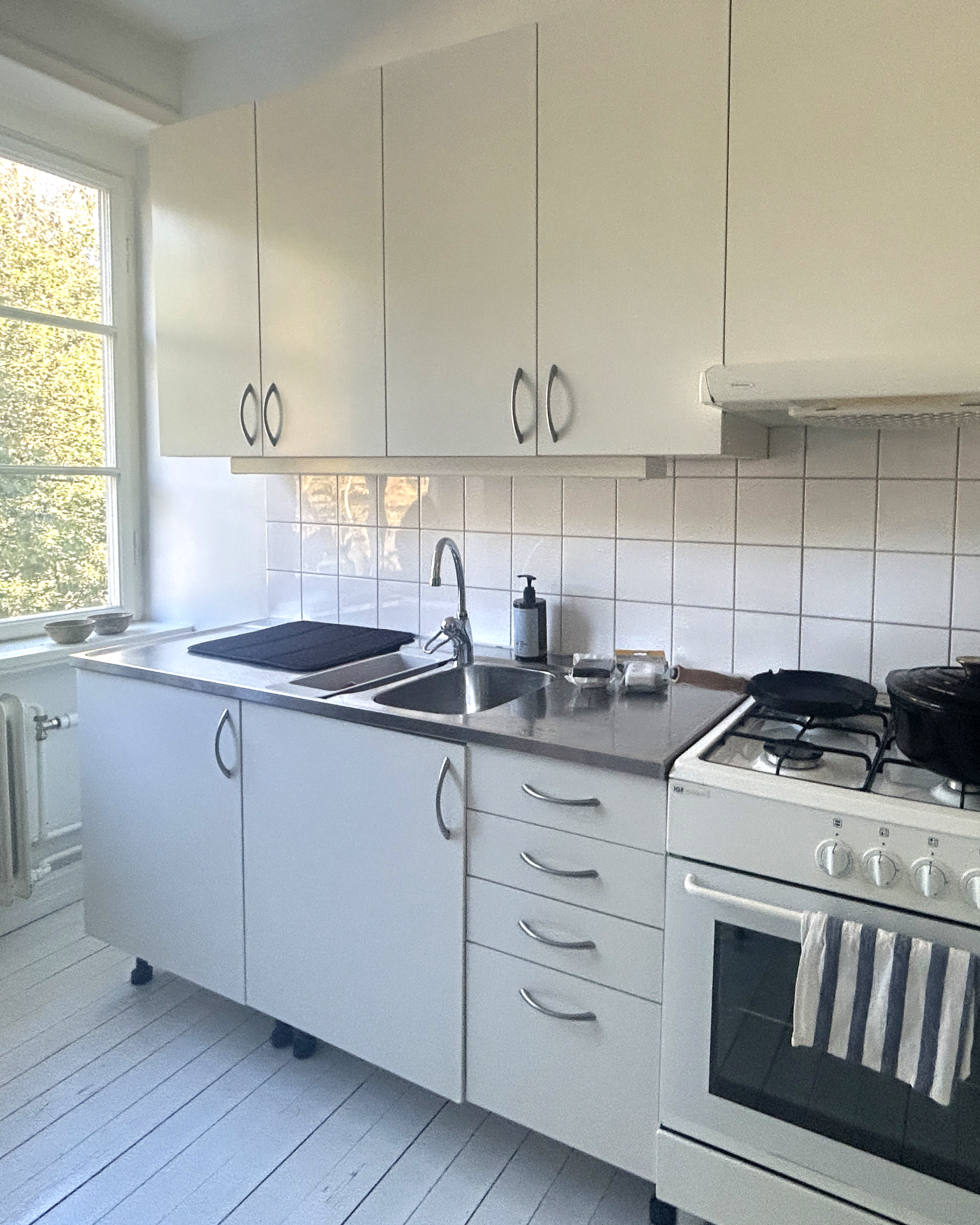 En före-bild på ett ljust kök med underskåp och överskåp. Till höger i bild syns en ugn.