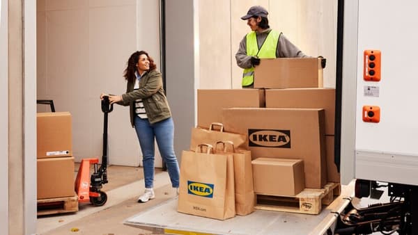 En företagskund som tar emot sina IKEA paket.