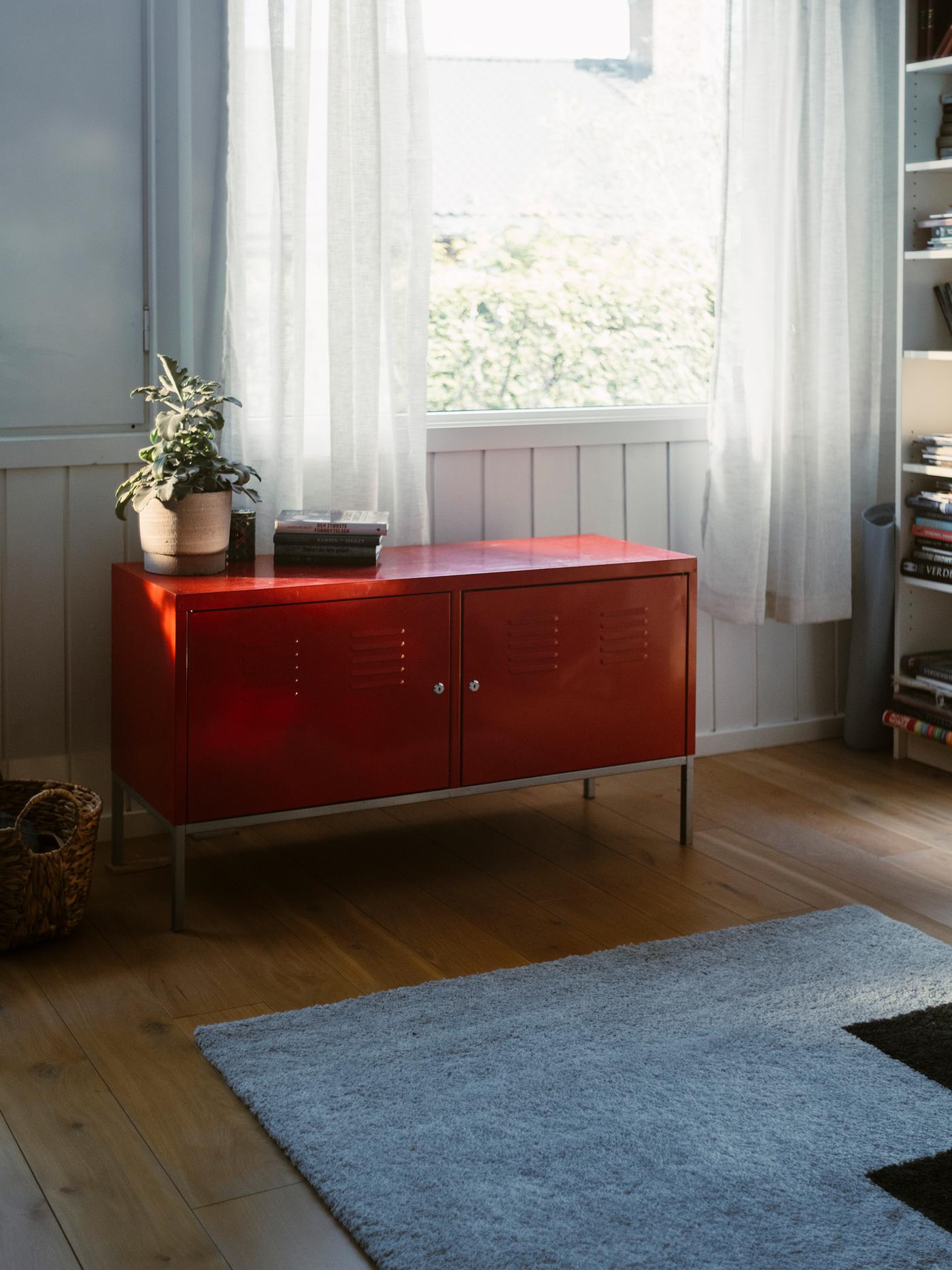 En fornyet rødt skap.