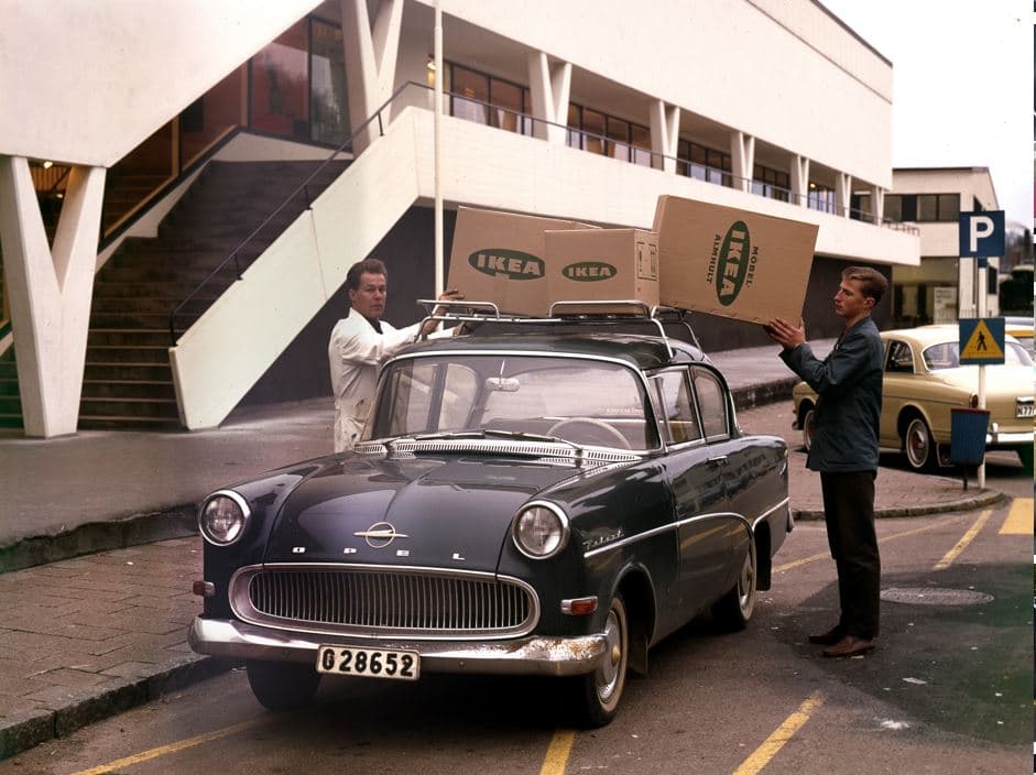 En gammal bil som lastas