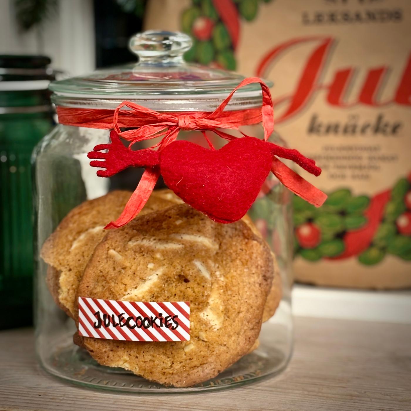 En glaskrukke med julecookies.