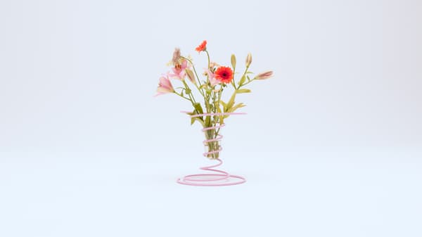 En glasvas som hålls upp av ett metallrör med runda, snirkliga former. I vasen står röda och rosa blommor.