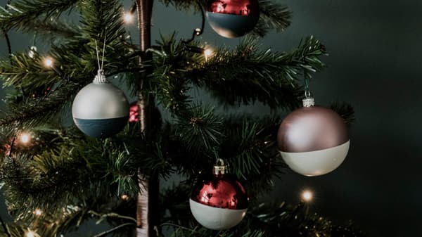 En gran pyntad med doppmålade julgranskulor i olika storlekar och färger. 