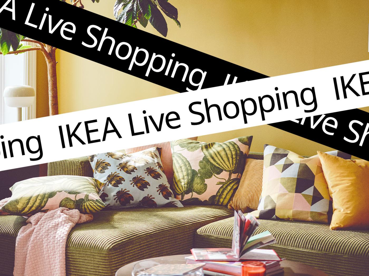 En grön soffa med olika färger och mönster på kuddarna.