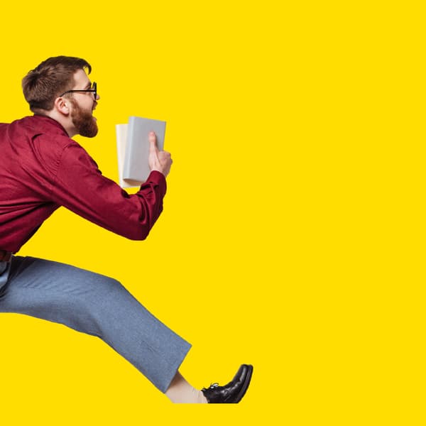 En gul baggrund og en mand der løber 