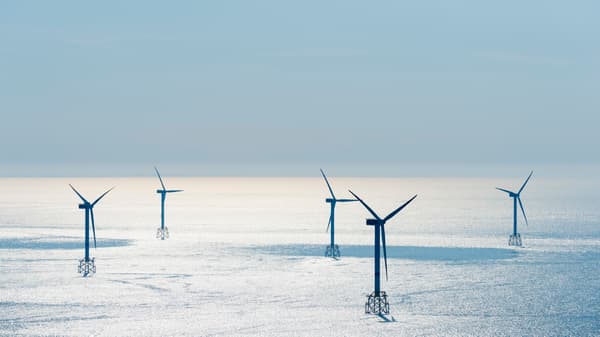 En havsbaserad vindkraftspark med fem vindkraftverk.