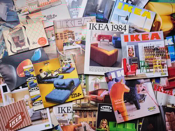 En hög med IKEA kataloger från olika årtal genom tiderna